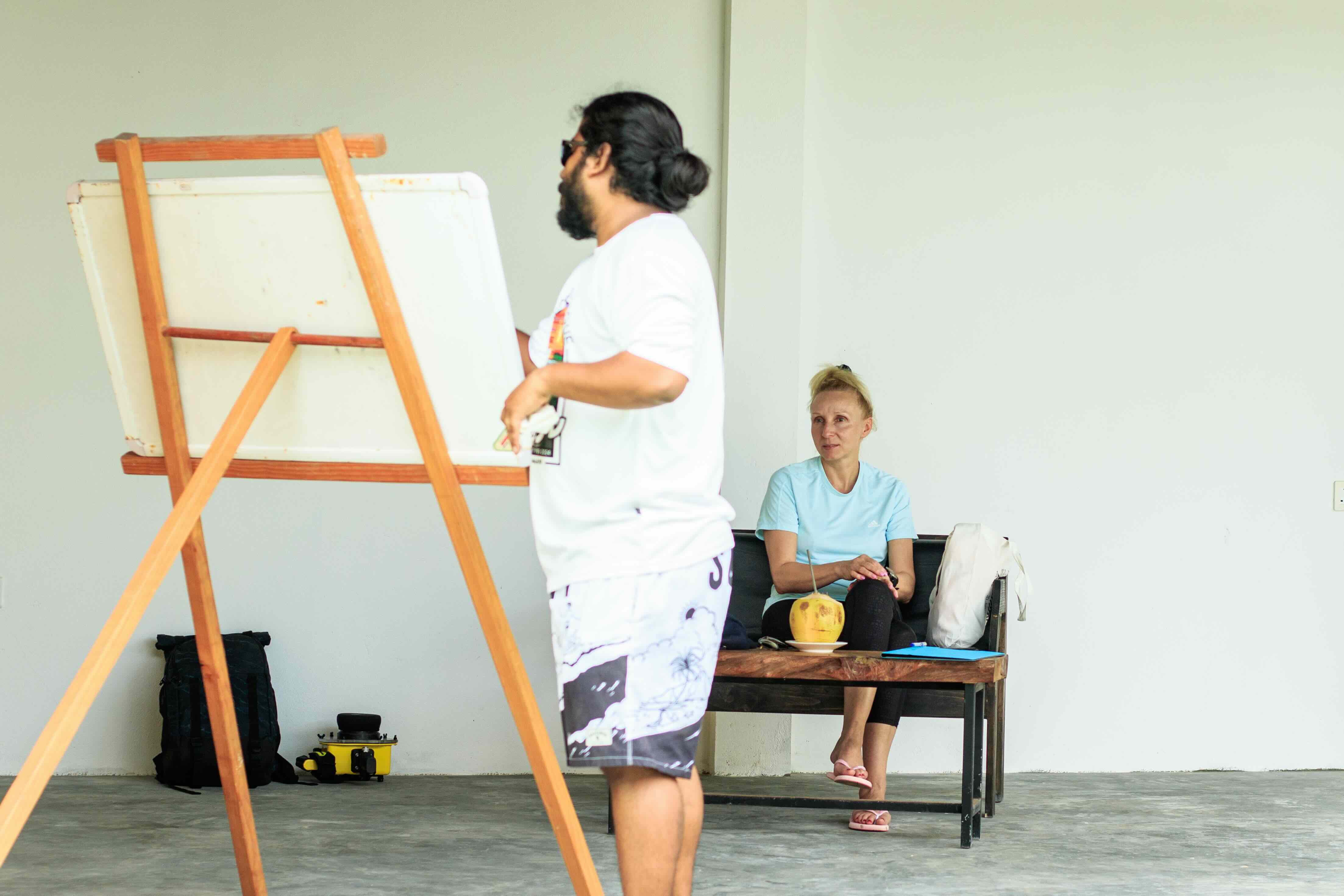 Surf beginner lessons at Arifiyaalho Surf School