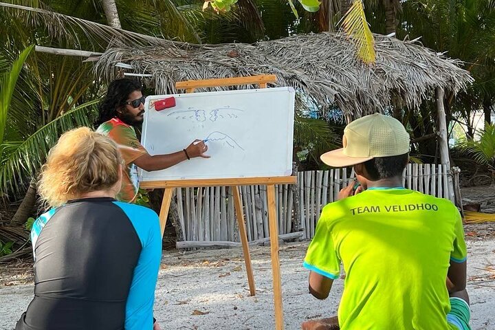 Guided surf session at Arifiyaalho Surf School